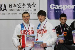 Казбек Муталиев (справа) — бронзовый призер Кубка Европы по сетокан карате-до