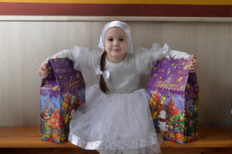Юная воспитанница воскресной школы поселка Рыздвяного Ставропольского края с подарками