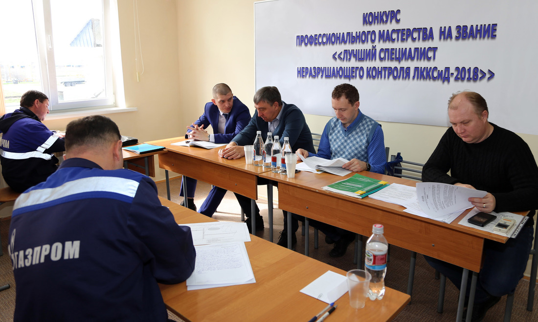 Конкурсанты выполняют теоретические задания