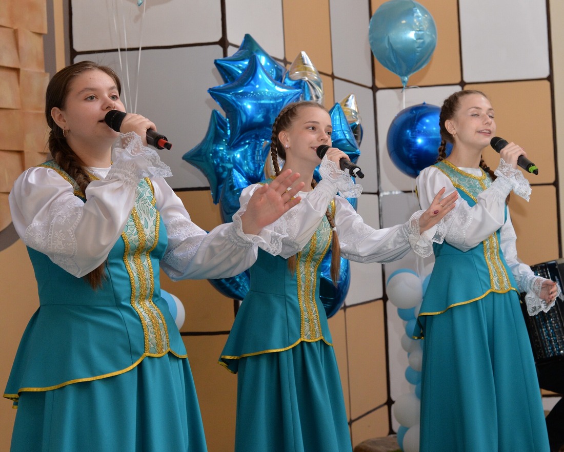 Выступление ансамбля народной песни "Родничок". Фото Андрея Тыльчака
