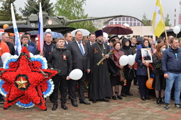 Участники и гости торжественного митинга в поселке Рыздвяном
