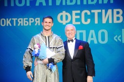 Олег Кольвах (слева) получил награду из рук заслуженного деятеля искусств Российской Федерации, члена жюри Станислава Попова (справа).