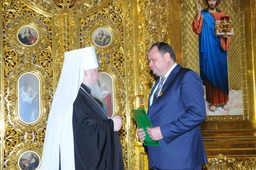 Владыка Кирилл вручает А.В. Завгородневу награду