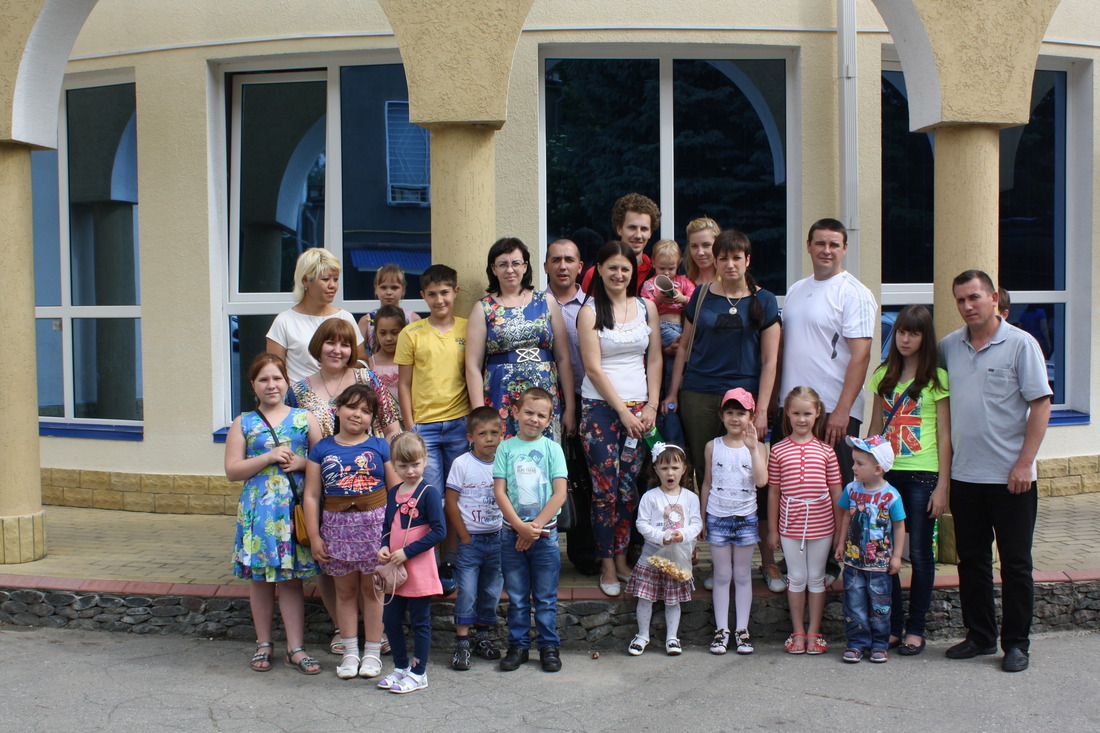 Работники "Кавказавтогаза" с детьми в Кисловодском дельфинарии
