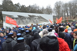 На митинг пришли несколько сотен жителей и гостей краевой столицы