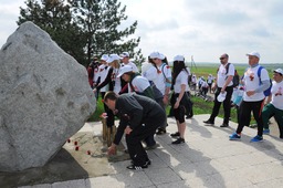 Возложение цветов у памятника воинам Великой Отечественной войны на въезде в г. Изобильный