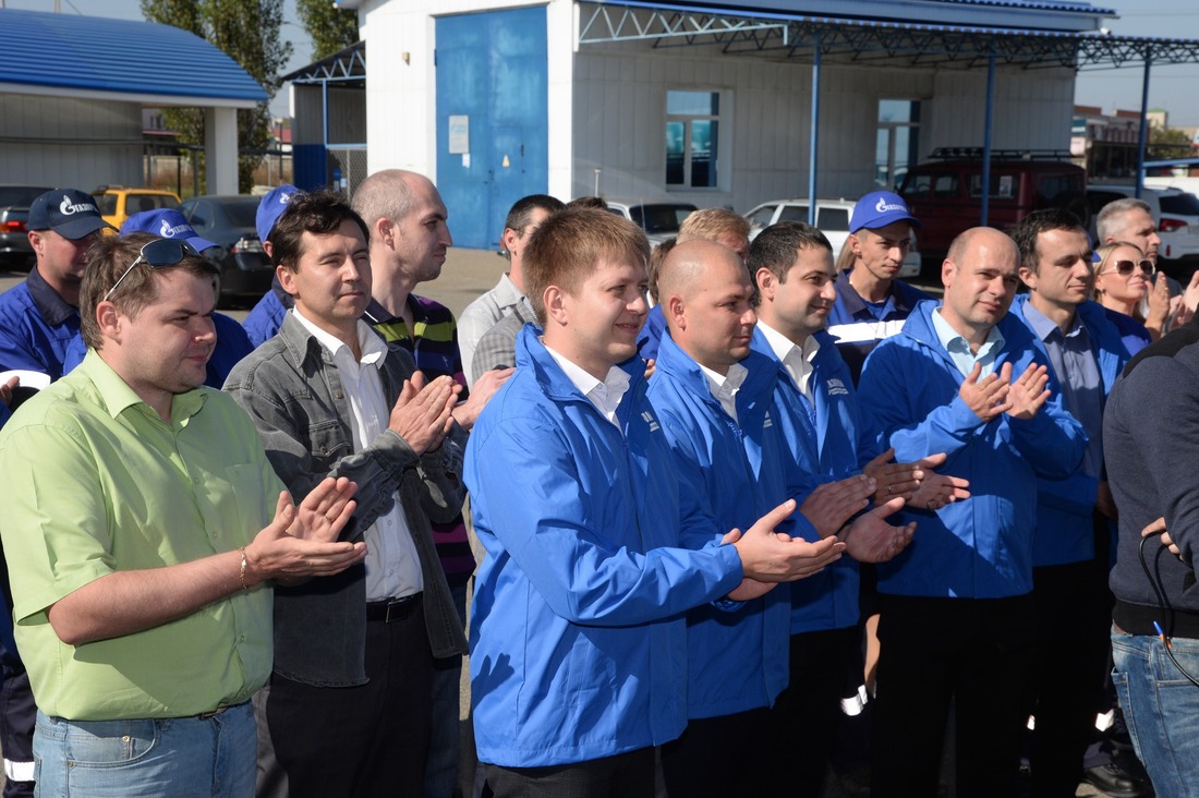 Участники мероприятия приветствуют экипаж автопробега из ООО «Газпром трансгаз Ставрополь».
