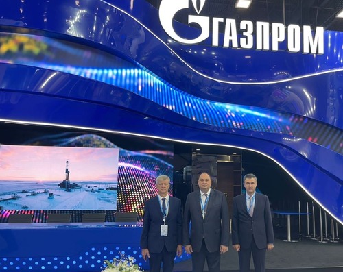 Генеральный директор ООО "Газпром трансгаз Ставрополь" А. Завгороднев (в центре) на открытии XI Международного газового форума.