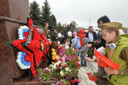 Возложение цветов к памятнику