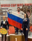 Александр Зайцев на пьедестале почета на Кубке мира по пауэрлифтингу