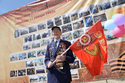 Ветеран Великой Отечественной войны на митинге