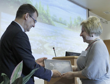 Эколог Надежда Шевцова (справа) получает награду фонда имени В.И. Вернадского