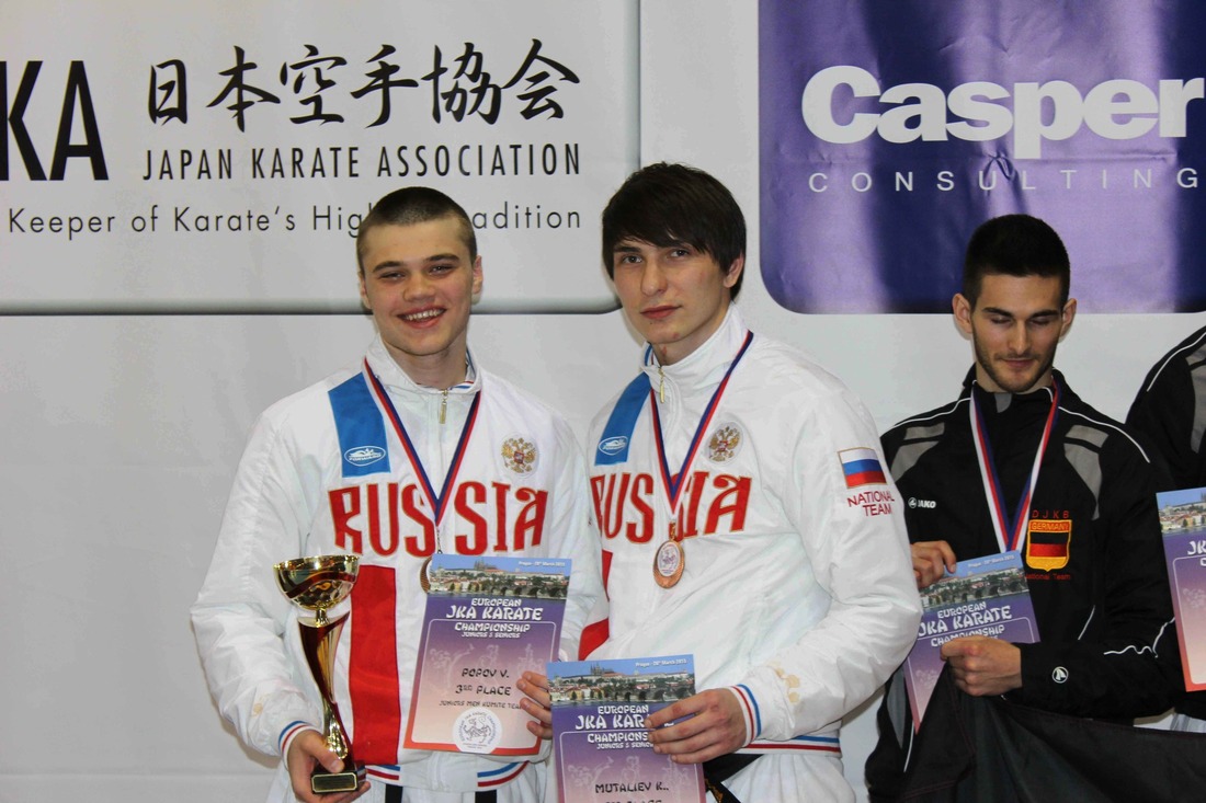 Казбек Муталиев (справа) — бронзовый призер Кубка Европы по сетокан карате-до, Прага