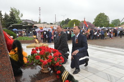 Алексей Завгороднев (слева) и Денис Стороженко (справа) у мемориала воинов Великой Отечественной войны