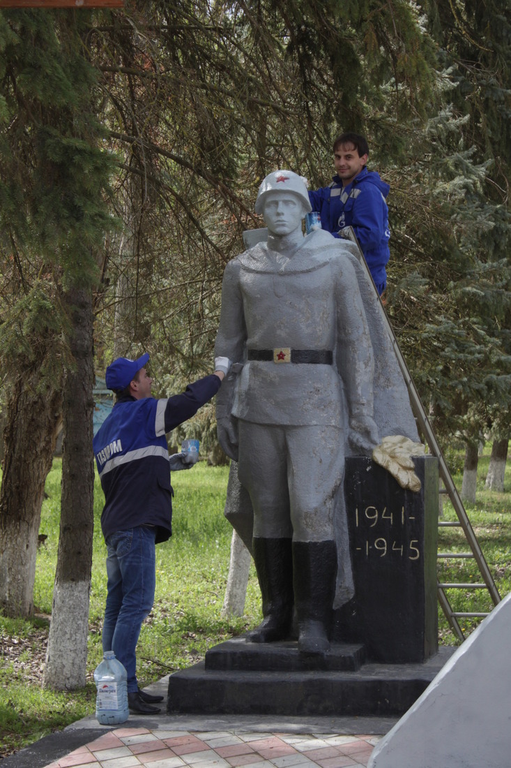 Газовики ремонтируют памятник воинам, погибшим в годы Великой Отечественной войны, в п. Кара-Тюбе Ставропольского края, май 2014 года