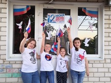 Юные участники акции "Окна России" из Цеха металлопластовых и полиэтиленовых изделий