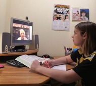 Дочь социального работника Невинномысского ЛПУМГ Диана Шевченко смотрит видеолекции дома