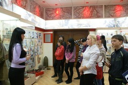 Экскурсовод Ирина Литвинова рассказывает ребятам о самых интересных экспонатах Музея Победы