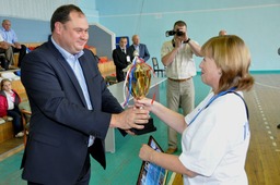 Генеральный директор Общества Алексей Завгороднев вручает победный кубок Татьяне Понамаревой (УАВР)