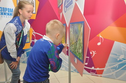 Участники фестиваля осматривают выставку юных художников ООО "Газпром трансгаз Ставрополь"