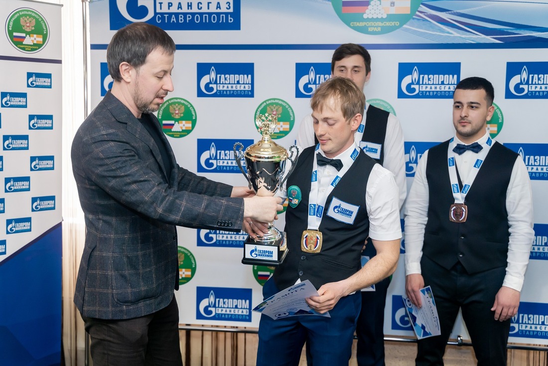 Президент федерации бильярдного спорта СК Михаил Кожевников (слева) вручает награду победителю соревнований Дмитрию Юртаеву. Фото ФБС СК