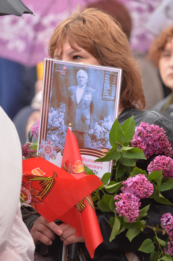 На митинг жители поселка Рыздвяного пришли с фотографиями своих героев Великой Отечественной войны