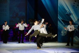 На сцене артисты Астраханского государственного ансамбля песни и танца