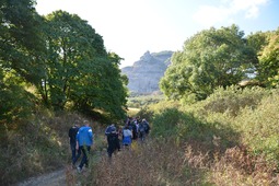 Участники акции по пути на гору Змейку
