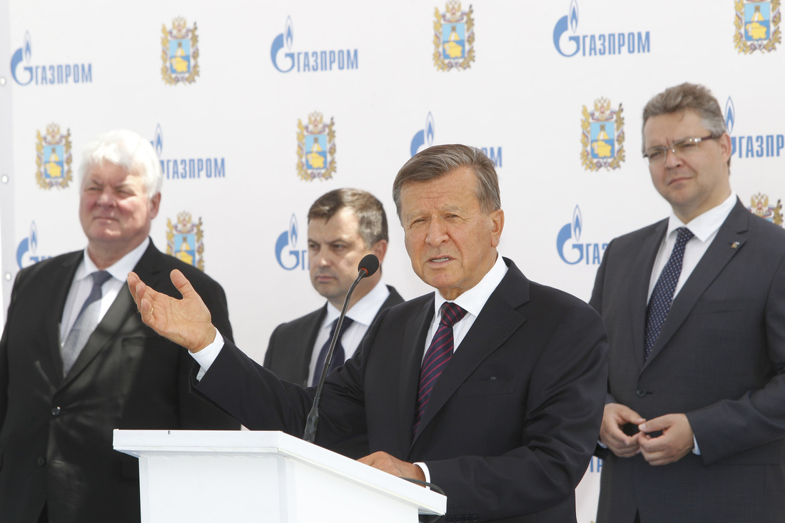 Председатель Совета директоров ПАО "Газпром" В.А. Зубков приветствует собравшихся