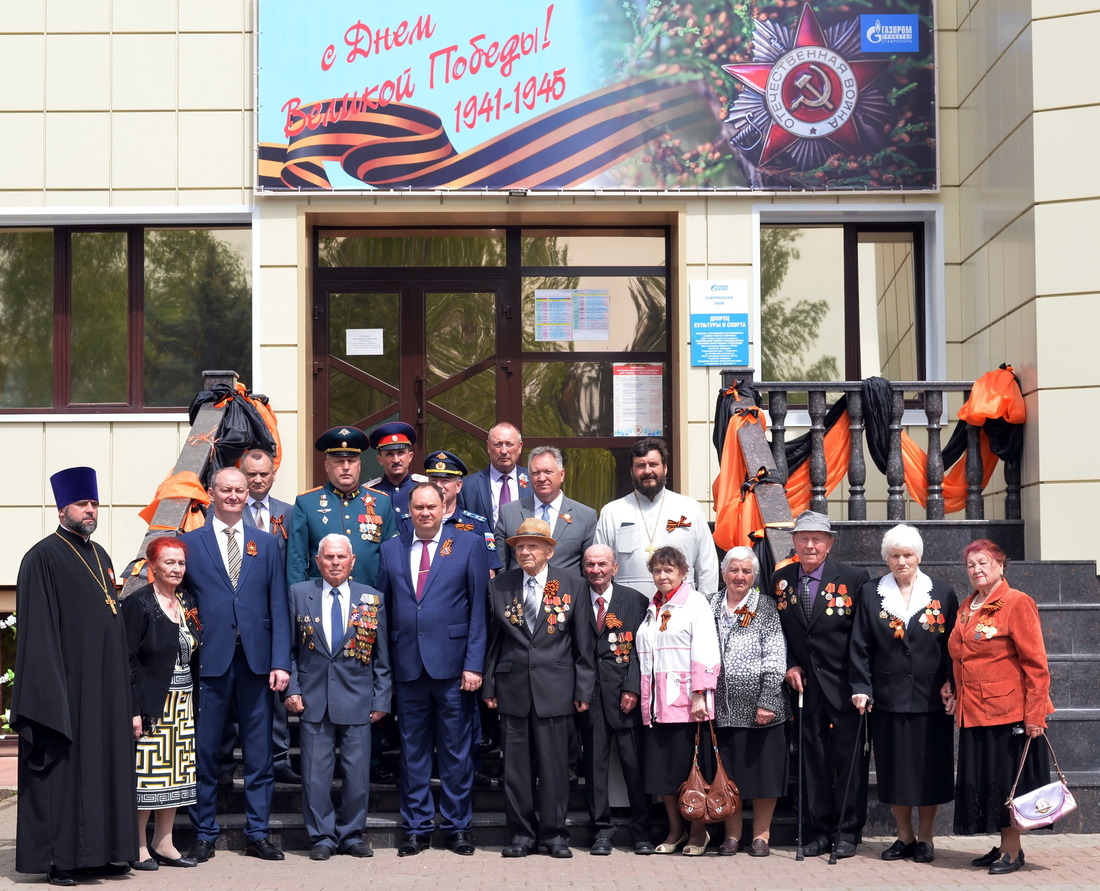 Ветераны Великой Отечественной войны и труженики тыла с организаторами праздника