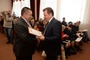 Алексей Галкин (слева) получает награду из рук министра труда и социальной защиты населения Ставропольского края Иван Ульянченко (справа)