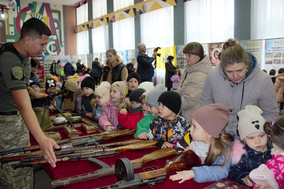 Уроки мужества и патриотические выставки посетили около 2,5 тысяч человек. Фото Анны Галкиной