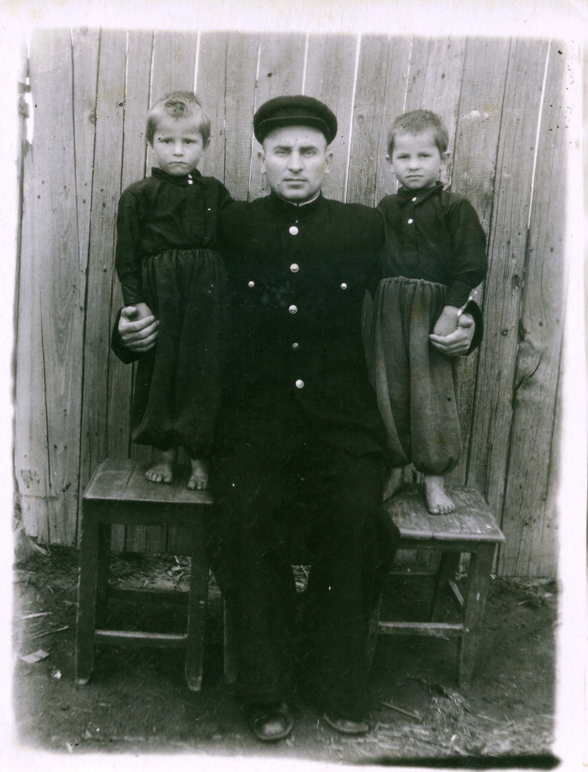 Николай Иванович Лазутин с сыновьями Николаем и Юрием, 1953 год