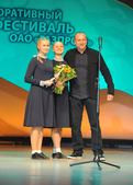 Победители фестиваля (ансамбль "Незабудка") получают диплом из рук А. Коргинова