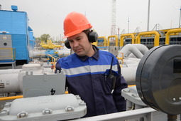 Машинист технологических компрессоров Василий Гресь осматривает оборудование станции