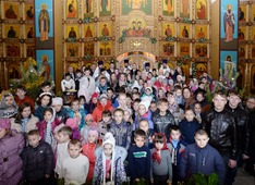 Участники и гости праздника на праздничном богослужении в храме Рождества Христова