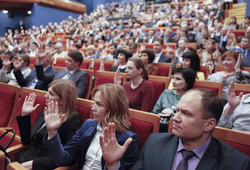 Голосование на конференции проходило по каждому пункту повестки. Фото Эдуарда Корниенко