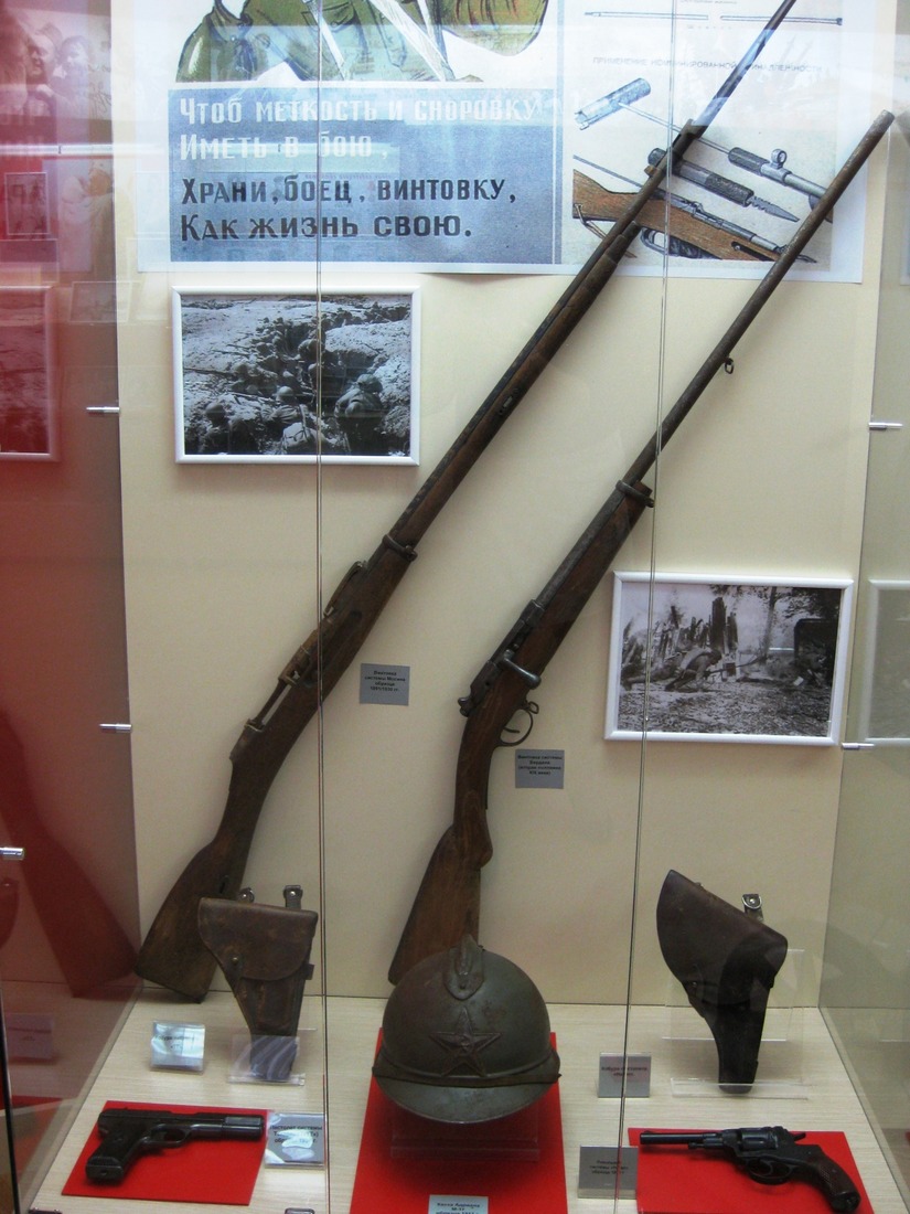 Винтовка системы "Бердана" (справа) — самый "возрастной" экспонат музейного комплекса ООО "Газпром трансгаз Ставрополь"