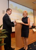 Представитель фонда имени В.И. Вернадского награждает экологов предприятия