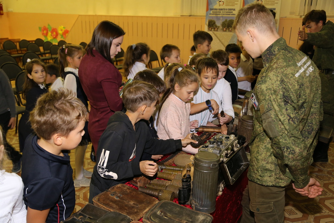 Школьники изучают боевые экспонаты периода Великой Отечественной войны