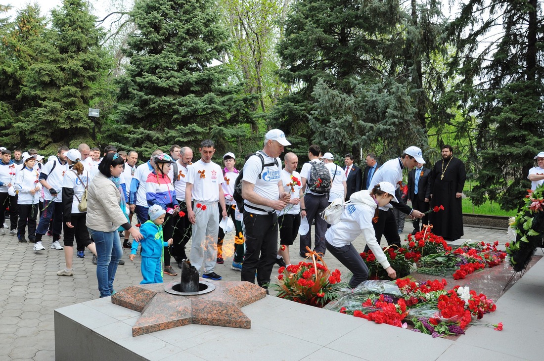 Участники велопробега на возложении цветов у Вечного огня в г. Изобильном