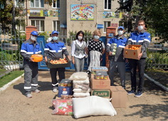 Участники благотворительной акции в социально-реабилитационном центре для несовершеннолетних села Тищенского Ставропольского края