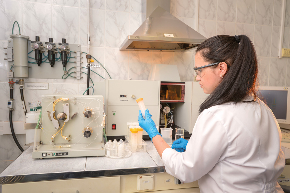 Инженер-химик испытательной лаборатории по охране окружающей среды Наталья Асеева проводит анализ проб воды