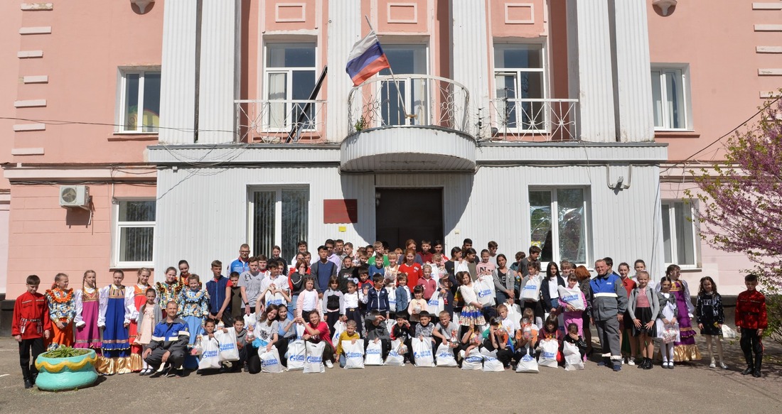 Общее фото на память с воспитанниками школы-интерната села Подлужного