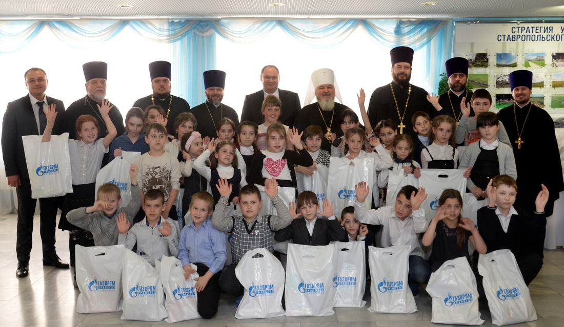 Алексей Завгороднев и владыка Кирилл с участниками детского благотворительного праздника