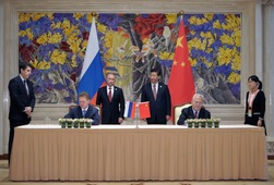 На переднем плане — Алексей Миллер и Чжоу Цзипин, на заднем плане — Владимир Путин и Си Цзиньпин. Фото РИА «Новости».