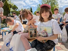 Подарочные наборы вручили всем воспитанникам детских социальных учреждений.