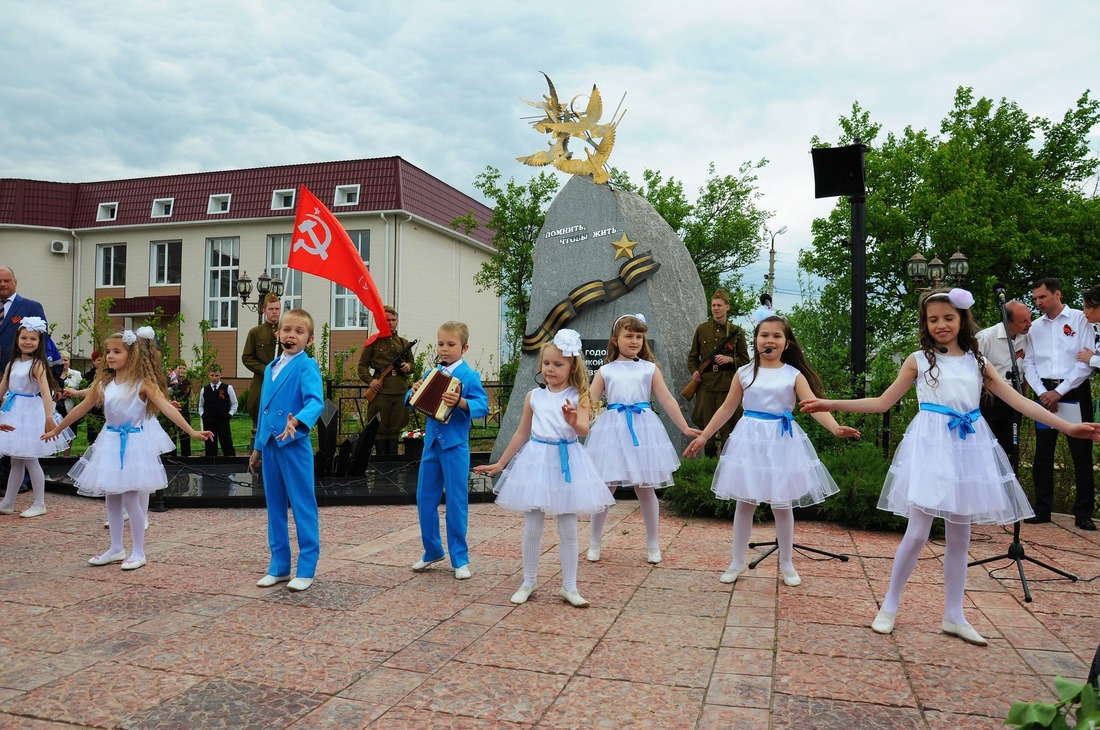 Юные жители Астрахани поздравляют ветеранов войны с Днем Победы