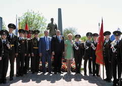Гости и участники церемонии открытия мемориала у Братской могилы