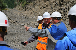 Алексей Завгороднев (второй справа) обсуждает с газовиками ход ремонтных работ. Фото Дмитрия Ляпкало